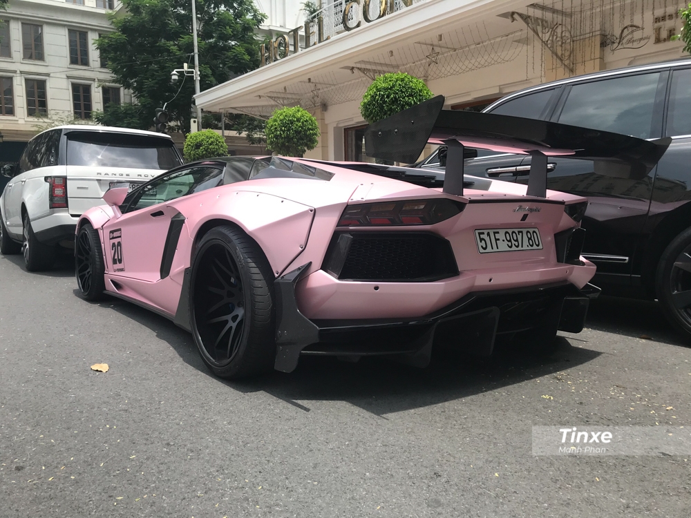 Nguyên bản, siêu xe Lamborghini Aventador LP700-4 sử dụng khối động cơ V12, dung tích 6.5 lít, sản sinh công suất tối đa 700 mã lực và mô-men xoắn cực đại 690 Nm. Sức mạnh được truyền tới cả bốn bánh thông qua hộp số tự động 7 cấp ISR, nhờ đó, siêu xe Lamborghini Aventador LP700-4 bản độ Liberty Walk giới hạn độc nhất Việt Nam có thể tăng tốc từ vị trí xuất phát lên 100 km/h trong thời gian 2,9 giây trước khi đạt vận tốc tối đa 349 km/h. Nguyên bản, siêu xe Lamborghini Aventador LP700-4 sử dụng khối động cơ V12, dung tích 6.5 lít, sản sinh công suất tối đa 700 mã lực và mô-men xoắn cực đại 690 Nm. Sức mạnh được truyền tới cả bốn bánh thông qua hộp số tự động 7 cấp ISR, nhờ đó, siêu xe Lamborghini Aventador LP700-4 bản độ Liberty Walk giới hạn độc nhất Việt Nam có thể tăng tốc từ vị trí xuất phát lên 100 km/h trong thời gian 2,9 giây trước khi đạt vận tốc tối đa 349 km/h.