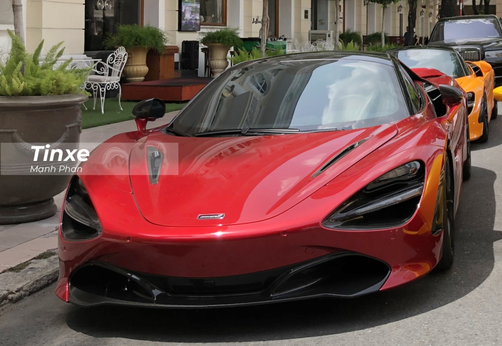 Khá thú vị là ngoài chiếc McLaren 720S Spider màu đỏ, trong garage của trưởng đoàn Car Passion còn một chiếc xe McLaren 720S Spider khác mang màu trắng. Cả hai chiếc siêu xe mui trần McLaren 720S Spider đang có mặt trong garage của trưởng đoàn Car Passion đều thuộc phiên bản cao cấp nhất đó là Performance. Khá thú vị là ngoài chiếc McLaren 720S Spider màu đỏ, trong garage của trưởng đoàn Car Passion còn một chiếc xe McLaren 720S Spider khác mang màu trắng. Cả hai chiếc siêu xe mui trần McLaren 720S Spider đang có mặt trong garage của trưởng đoàn Car Passion đều thuộc phiên bản cao cấp nhất đó là Performance.