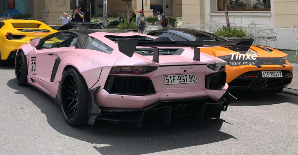 Bộ body kit Lamborghini Aventador Limited Edition 50 vẫn được hãng độ Liberty Walk trình diễn kỹ thuật độ quen thuộc của mình với các vòm bánh xe độ được cố định lên xe bằng đinh tán. Chưa hết, hãng độ Nhật Bản còn thiết kế lại nắp capô sợi carbon trước cho siêu xe này với 2 hốc gió lớn khoẻ khoắn, cản va trước hoàn toàn mới gợi nhớ đến siêu phẩm Aventador SV. Bộ body kit Lamborghini Aventador Limited Edition 50 vẫn được hãng độ Liberty Walk trình diễn kỹ thuật độ quen thuộc của mình với các vòm bánh xe độ được cố định lên xe bằng đinh tán. Chưa hết, hãng độ Nhật Bản còn thiết kế lại nắp capô sợi carbon trước cho siêu xe này với 2 hốc gió lớn khoẻ khoắn, cản va trước hoàn toàn mới gợi nhớ đến siêu phẩm Aventador SV.