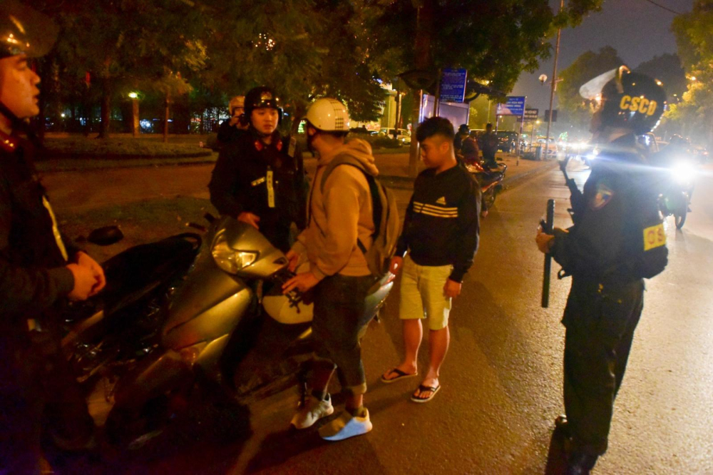 Lực lượng Cảnh s&aacute;t cơ động tuần tra, kiểm so&aacute;t