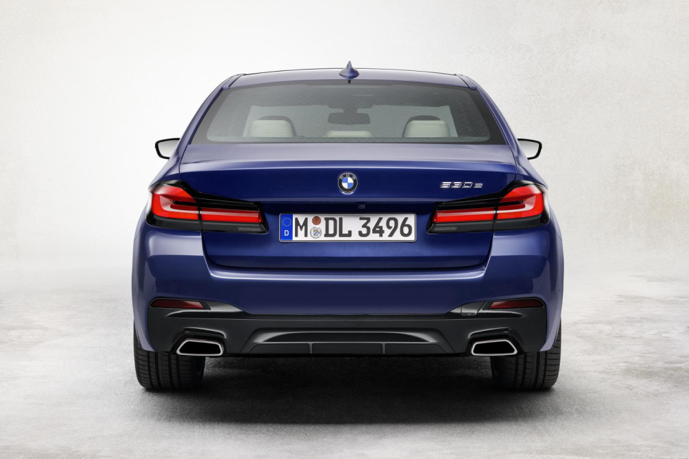 Cận cảnh thiết kế đu&ocirc;i xe của BMW 5-Series 2021