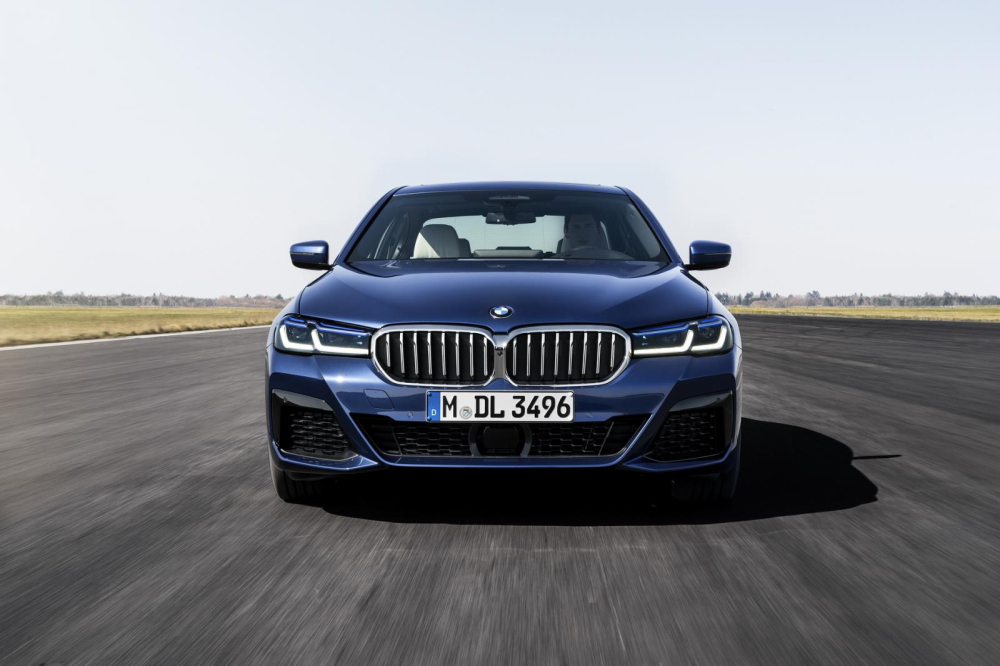 Lưới tản nhiệt h&igrave;nh quả thận đ&ocirc;i đặc trưng của BMW 5-Series 2021