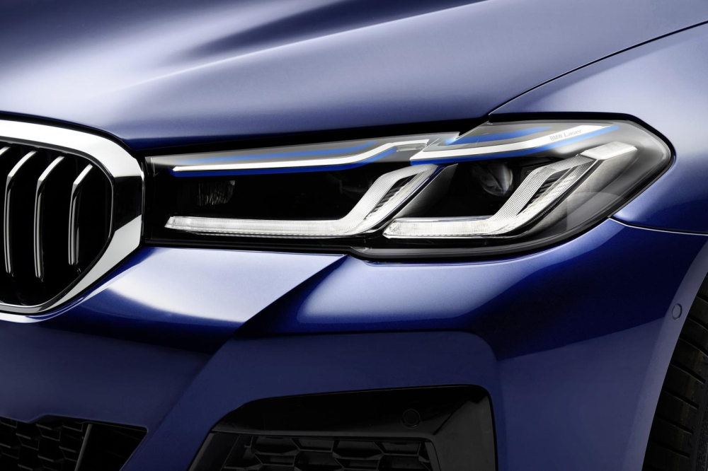 Cụm đ&egrave;n pha thanh mảnh hơn, t&iacute;ch hợp dải đ&egrave;n LED h&igrave;nh chữ L của BMW 5-Series mới