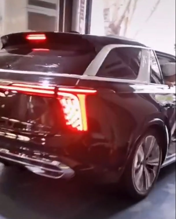 Cụm đ&egrave;n hậu ấn tượng của Hồng Kỳ E-HS9