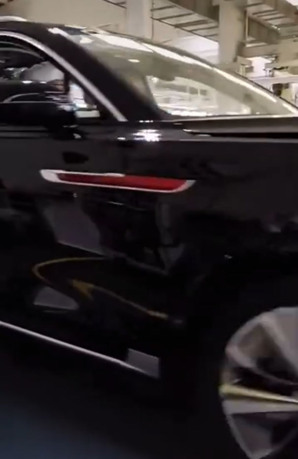 Chi tiết m&agrave;u đỏ trang tr&iacute; b&ecirc;n sườn