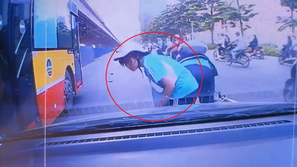 Cô gái cúi đầu cảm ơn tài xế ô tô sau khi vụ tai nạn xảy ra