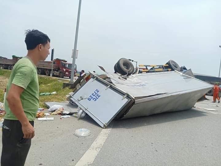 Th&ugrave;ng sau của chiếc &ocirc; t&ocirc; tải biến dạng