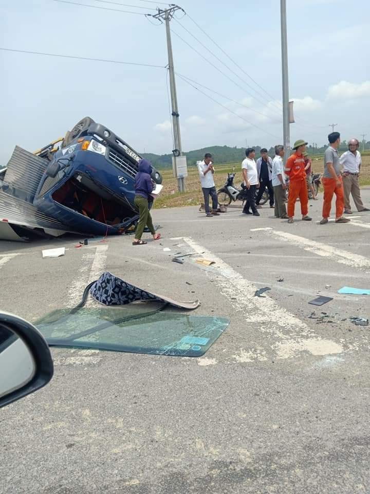 Chiếc &ocirc; t&ocirc; tải bị vỡ k&iacute;nh l&aacute;i ph&iacute;a trước