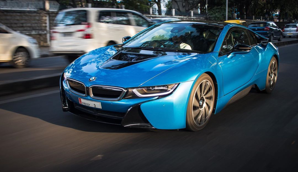 Chiếc BMW i8 n&agrave;y thường được Rohit Roy sử dụng khi về Ấn Độ
