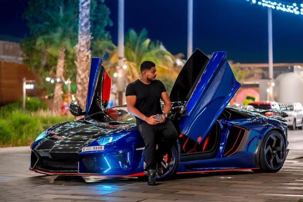 Rohit Roy chụp ảnh b&ecirc;n chiếc Mansory Carbonado Lamborghini Aventador hiếm của m&igrave;nh