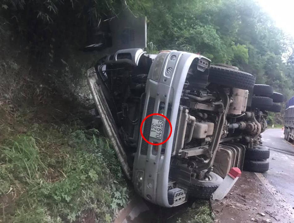 T&agrave;i xế điều khiển chiếc xe đầu k&eacute;o tử vong tại chỗ