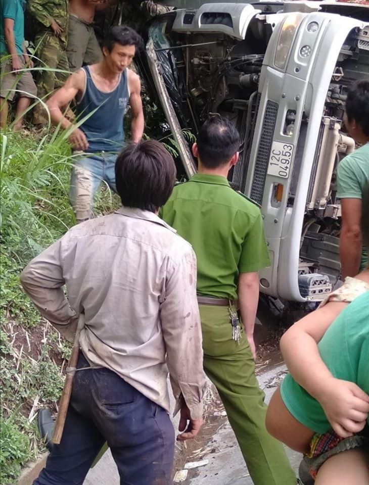 Lực lượng chức năng c&oacute; mặt tại hiện trường vụ tai nạn