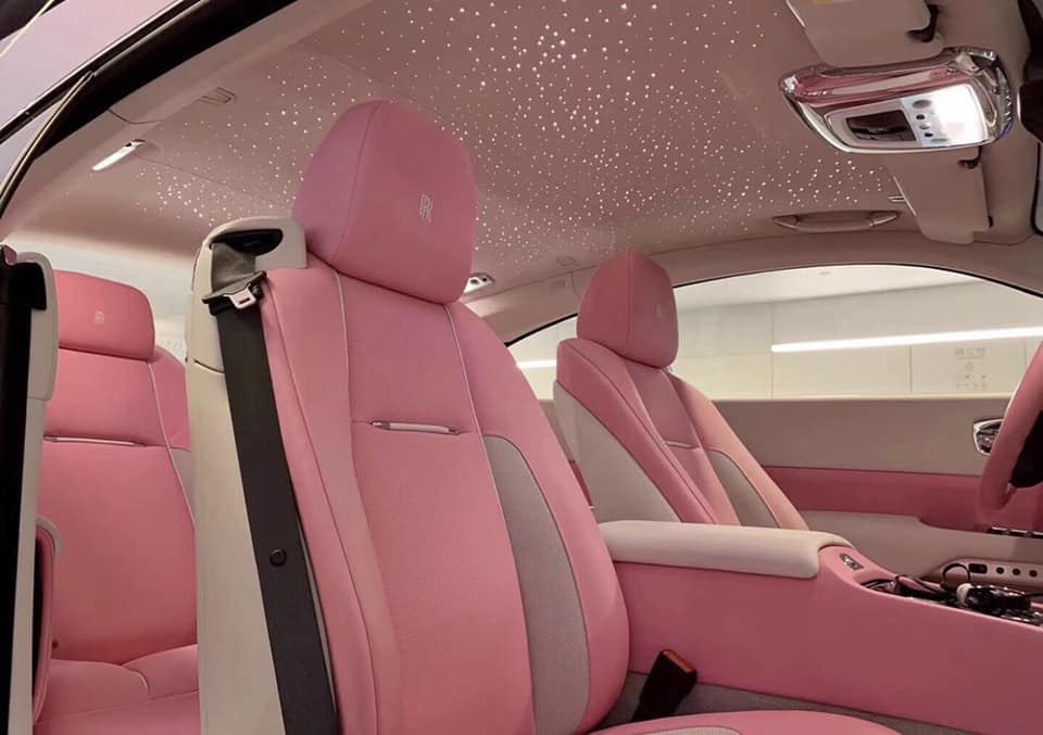 Trần xe đầy sao tr&ecirc;n chiếc Rolls-Royce Wraith m&agrave;u hồng