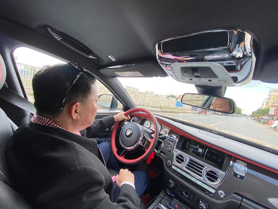Đ&acirc;y l&agrave; khoang l&aacute;i của Rolls-Royce Ghost Year of the Pig