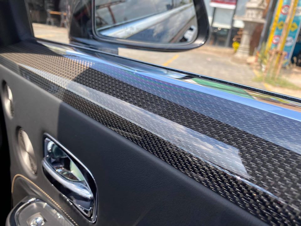 Nội thất xe ốp sợi carbon rất đẹp mắt