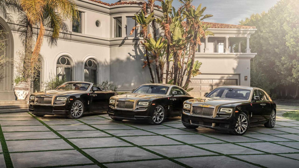 Bộ 3 Rolls-Royce Year of the Pig do đại l&yacute; Beverly Hills ở Mỹ ph&acirc;n phối độc quyền. Mỗi phi&ecirc;n bản n&agrave;y chỉ c&oacute; đ&uacute;ng 1 chiếc sản xuất v&agrave; Rolls-Royce Ghost phi&ecirc;n bản năm Kỷ Hợi ( b&ecirc;n phải) đ&atilde; về tay đại gia Campuchia
