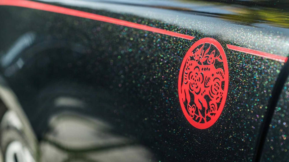 Logo Year of the Pig b&ecirc;n sườn xe