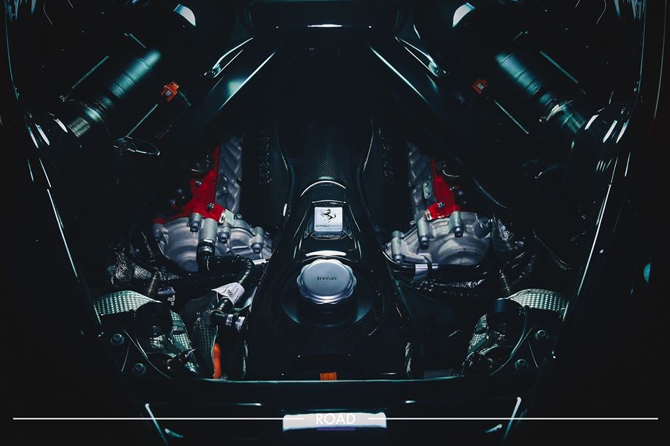 Ferrari SF90 Stradale được trang bị động cơ xăng V8 kết hợp hệ thống hybrid bao gồm 3 mô-tơ điện