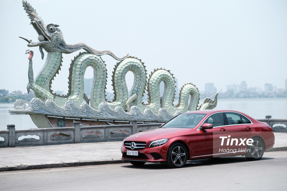 Mercedes-Benz C180 - tân binh xe sang dành cho những người lần đầu mua xe cao cấp.a