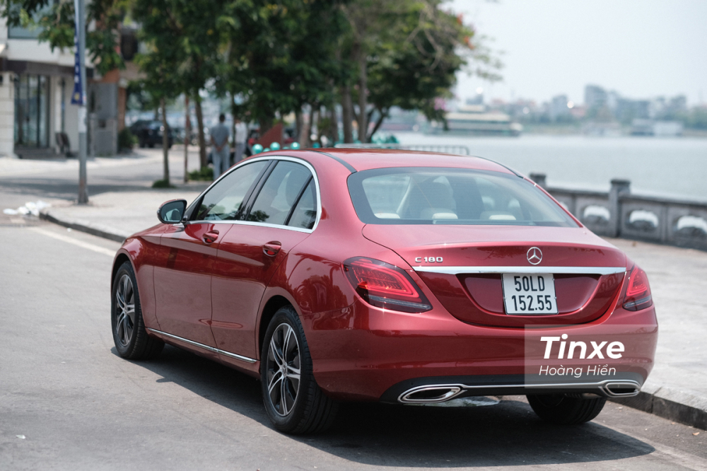 Mercedes-Benz C180 gần như không có gì khác biệt so với người tiền nhiệm C200 trước đây. Mercedes-Benz C180 gần như không có gì khác biệt so với người tiền nhiệm C200 trước đây.