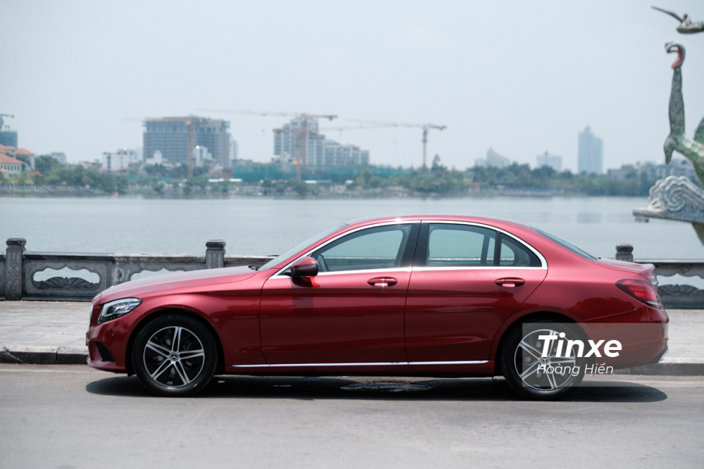 Mercedes-Benz C180 vẫn giữ nguyên chất của Ngôi sao ba cánh ở phần thiết kế ngoại thất. Mercedes-Benz C180 vẫn giữ nguyên chất của Ngôi sao ba cánh ở phần thiết kế ngoại thất.