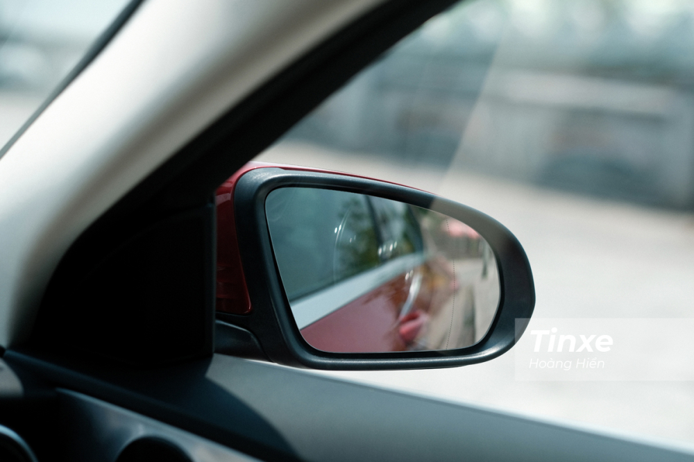 Gương chiếu hậu điều chỉnh điện có kích thước hơi nhỏ nhưng có thể điều khiển điện và sưởi gương. Gương chiếu hậu điều chỉnh điện có kích thước hơi nhỏ nhưng có thể điều khiển điện và sưởi gương.