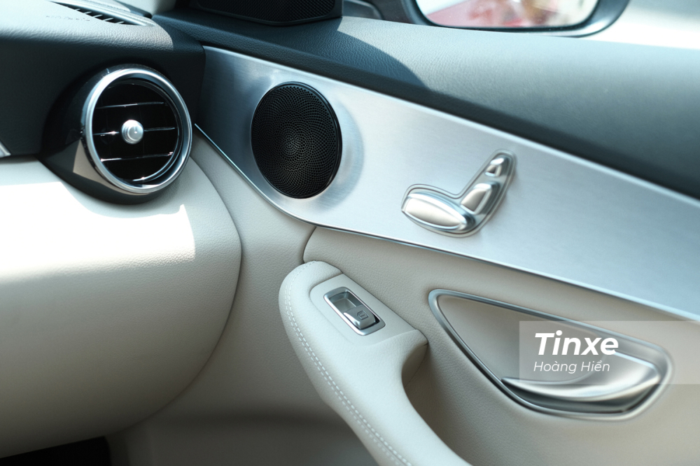 Nhiều chi tiết của Mercedes-Benz C180 chưa thực sự tinh tế. Ví dụ như ốp loa đen lệch màu, đường ba-via các chi tiết chưa kỹ, nhựa ọp ẹp. Nhiều chi tiết của Mercedes-Benz C180 chưa thực sự tinh tế. Ví dụ như ốp loa đen lệch màu, đường ba-via các chi tiết chưa kỹ, nhựa ọp ẹp.