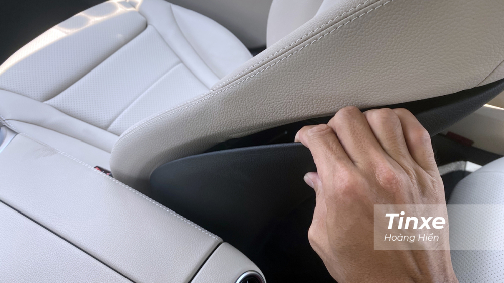 Ghế da trên Mercedes-Benz C180 không thực sự êm, mút khá mỏng, và nhựa ốp ọp ẹp. Ghế da trên Mercedes-Benz C180 không thực sự êm, mút khá mỏng, và nhựa ốp ọp ẹp.