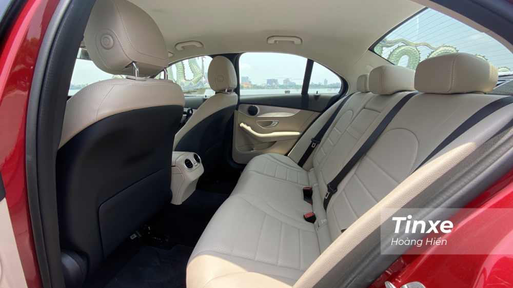 Hàng ghế 2 của Mercedes-Benz C180 chỉ vừa đủ, không quá rộng rãi. Hàng ghế 2 của Mercedes-Benz C180 chỉ vừa đủ, không quá rộng rãi.