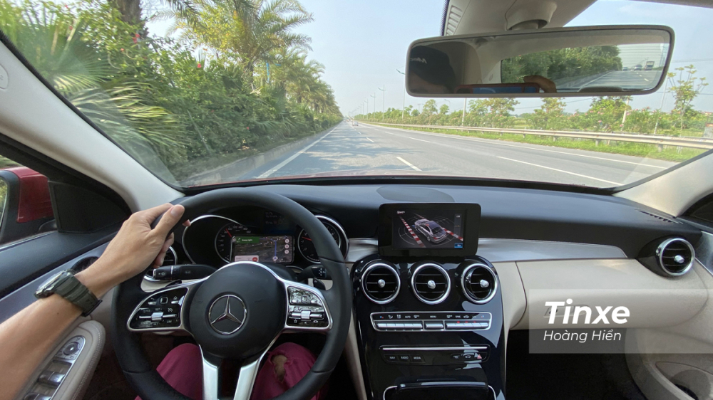 Mercedes-Benz C180 vẫn giữ nguyên chất xe Đức dù mức giá bán đã giảm hơn trước đây. Mercedes-Benz C180 vẫn giữ nguyên chất xe Đức dù mức giá bán đã giảm hơn trước đây.