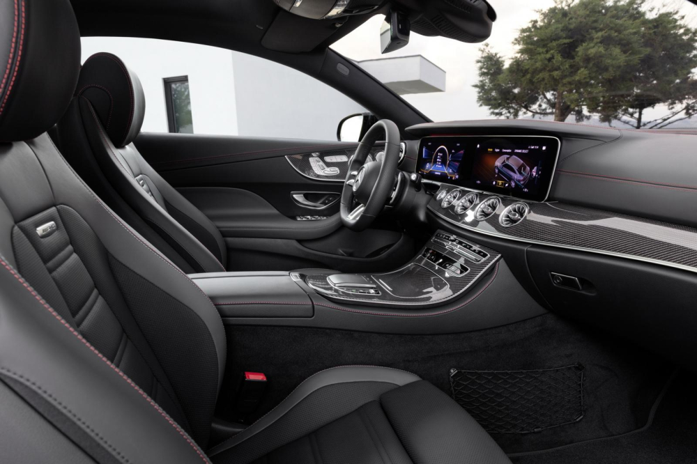 Phi&ecirc;n bản thể thao 2 cửa E-Class 2021 được trang bị ghế l&aacute;i th&ocirc;ng minh gi&uacute;p tối ưu h&oacute;a tư thế ngồi dựa v&agrave;o chiều cao của người l&aacute;i