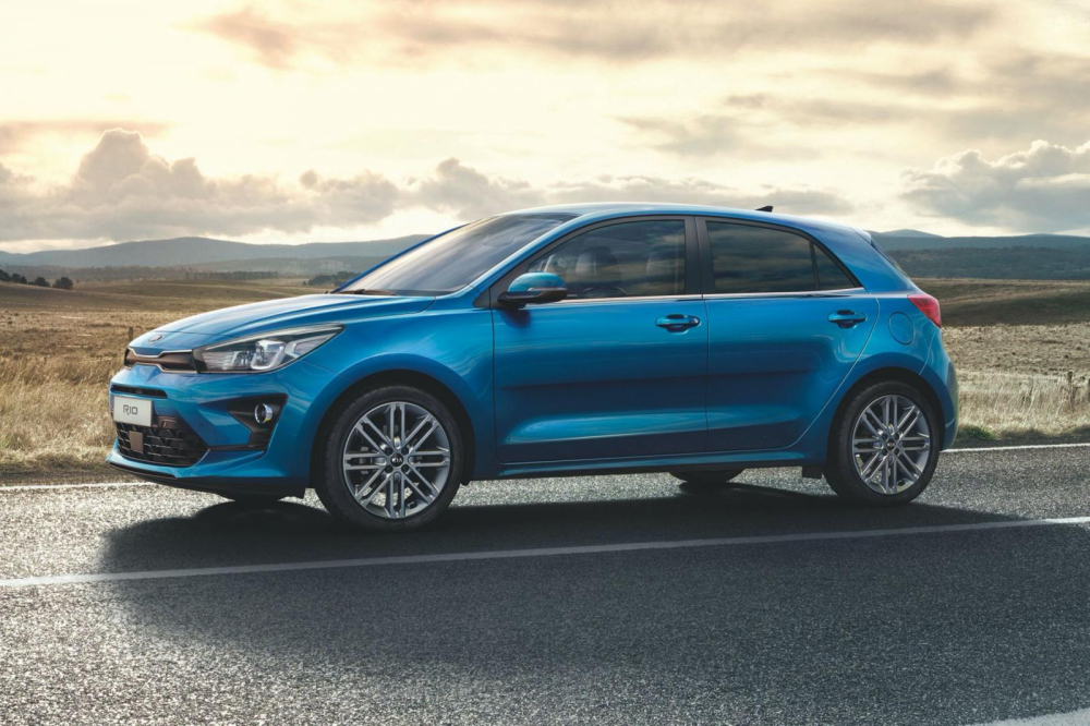 Phi&ecirc;n bản 2021 của Kia Rio được trang bị bộ v&agrave;nh hợp kim 16 inch