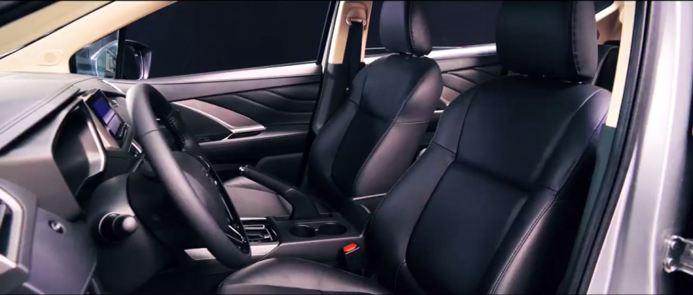 Nội thất của Mitsubishi Xpander 2020 c&oacute; ghế da m&agrave;u đen thay v&igrave; ghế nỉ m&agrave;u be như trước đ&acirc;y, ốp c&aacute;nh cửa cũng chuyển sang m&agrave;u đen