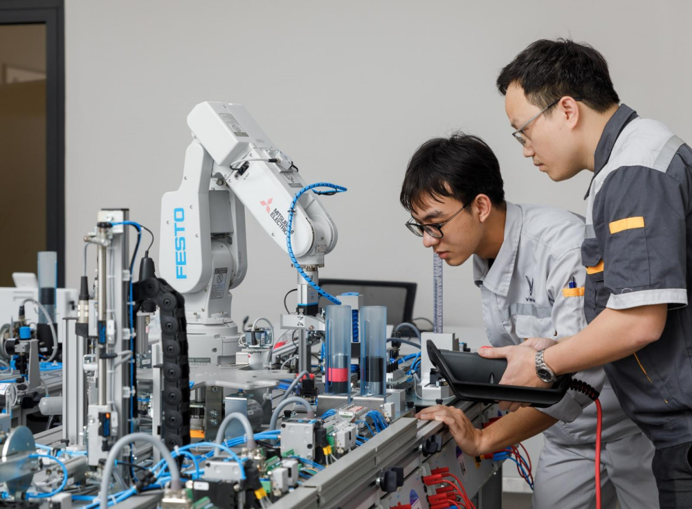 Việc đ&agrave;o tạo học vi&ecirc;n từ trường Cao đẳng sẽ gi&uacute;p VinFast đảm bảo được lực lượng kỹ sư, kỹ thuật vi&ecirc;n trong tương lai