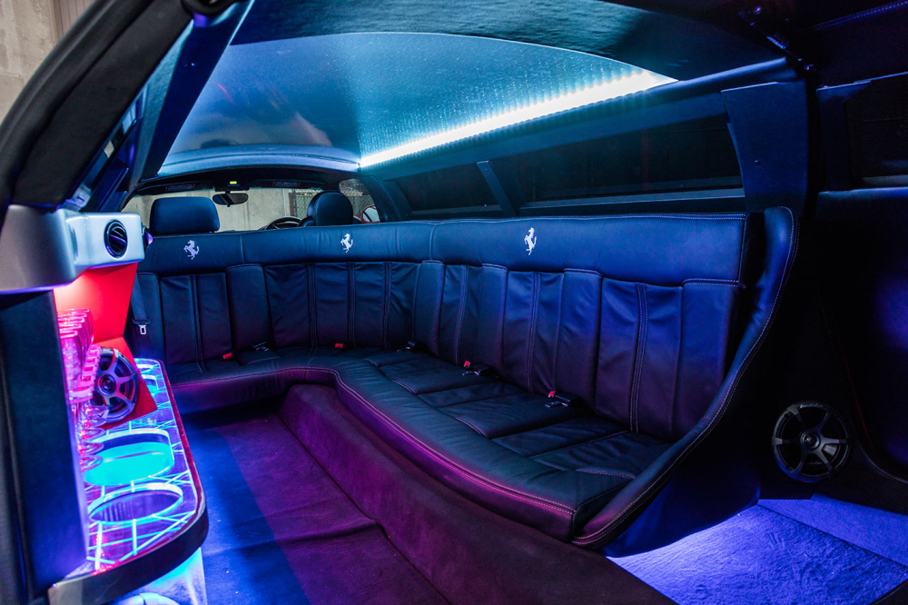 Nội thất của&nbsp;chiếc limousine&nbsp;Ferrari 360 Modena m&agrave;u đỏ