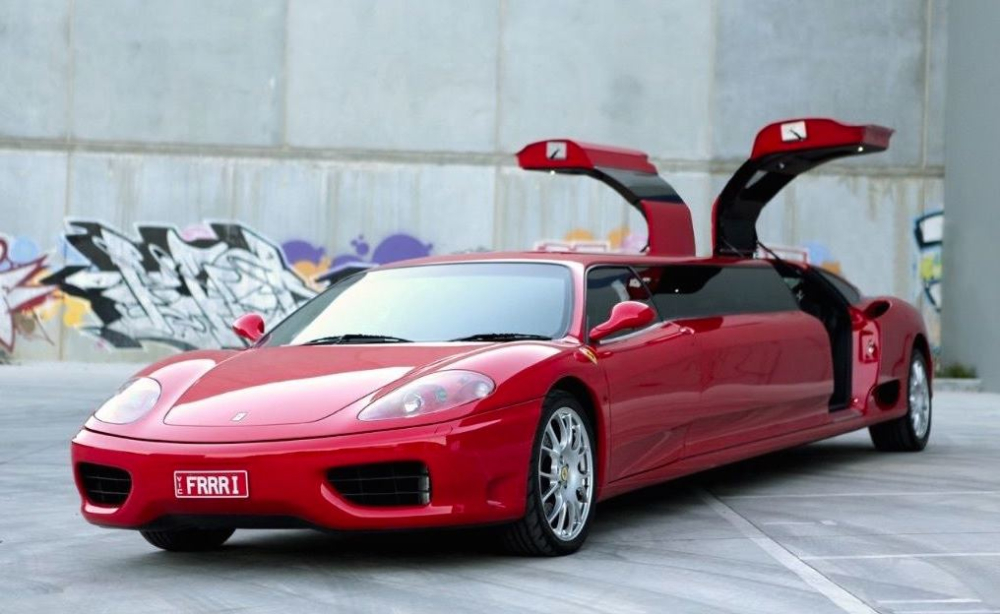 Chiếc limousine&nbsp;Ferrari 360 Modena m&agrave;u đỏ&nbsp;tại &Uacute;c
