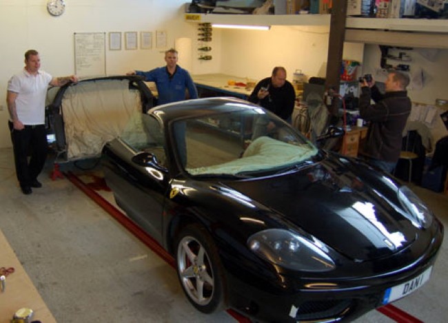 H&igrave;nh ảnh đội ngũ chế tạo chiếc&nbsp;limousine&nbsp;Ferrari 360 Modena của Cawley