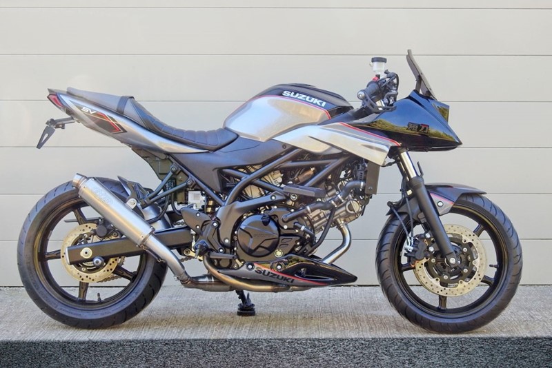 Một mẫu Suzuki SV650 được chuyển đổi th&agrave;nh Katana 650 qua bộ kit
