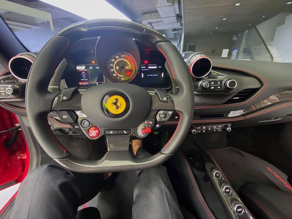 Vô lăng của siêu xe Ferrari F8 Tributo thay đổi kích thước, tích hợp thêm nút bấm cần gạt nước mưa, và nút bấm xi-nhan cũng đổi lại