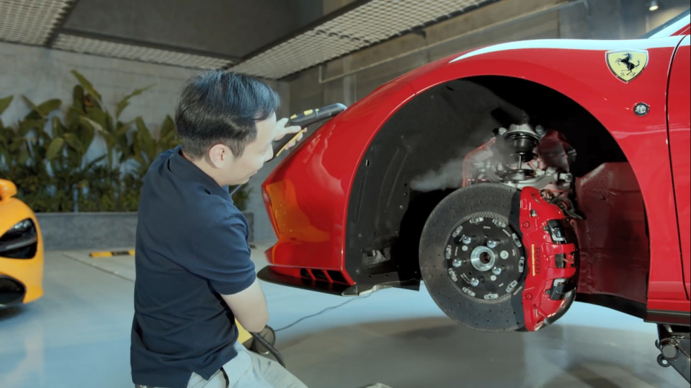 Còn đây là việc giải thích vì sao trên đèn pha của Ferrari F8 Tributo lại có thêm một hốc gió. Chi tiết này giúp cho gió tự nhiên sẽ vào được bên trong thắng đĩa trước nhằm tản nhiệt