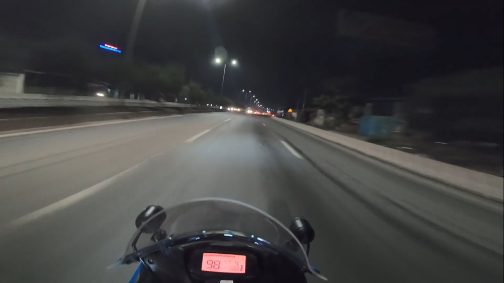 Tốc độ của chiếc xe Suzuki GSX-R150 được người lái duy trì rất cao Tốc độ của chiếc xe Suzuki GSX-R150 được người lái duy trì rất cao