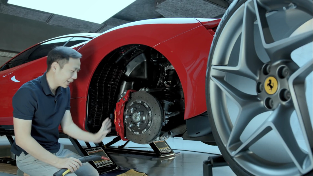Tháo mâm để người xem video thấy rõ sự khác biệt so với Ferrari 488 GTB