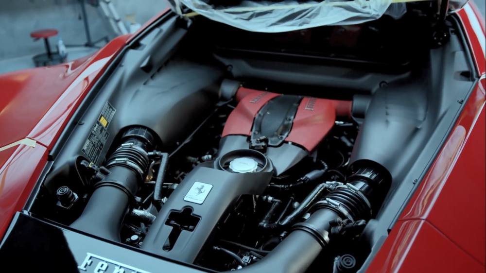 Còn đây là khối động cơ V8, dung tích 3.9 lít, tăng áp kép trứ danh của Ferrari bơm ra công suất 710 mã lực khi lắp trên F8 Tributo