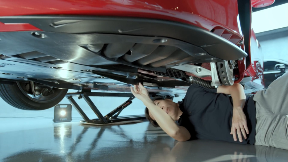 Kiểm tra dưới gầm siêu xe Ferrari F8 Tributo của Cường Đô-la phát hiện ra việc dán keo khá nham nhở