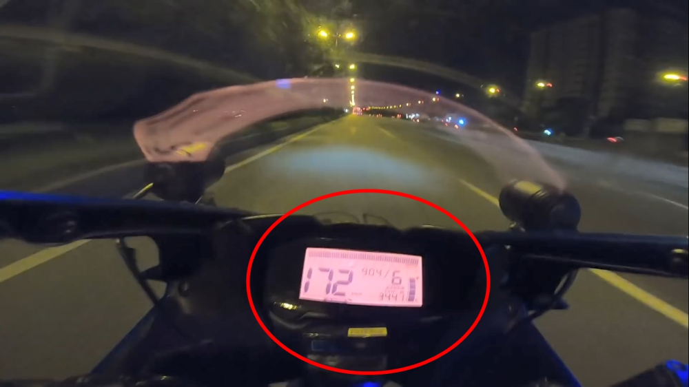 Chạy làn ô tô với tốc độ 172 km/h Chạy làn ô tô với tốc độ 172 km/h