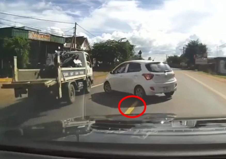 Chiếc xe Hyundai i10 c&aacute;n vạch v&agrave;ng n&eacute;t liền để quẹo tr&aacute;i su&yacute;t ch&uacute;t nữa xảy ra va chạm giao th&ocirc;ng với xe cảnh s&aacute;t