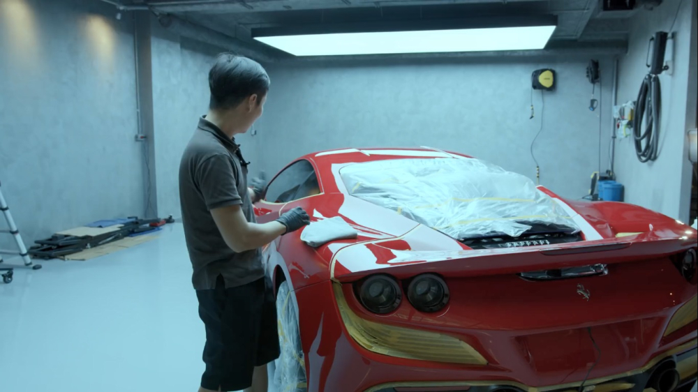 Chiếc siêu xe Ferrari F8 Tributo bước vào cuộc làm đẹp