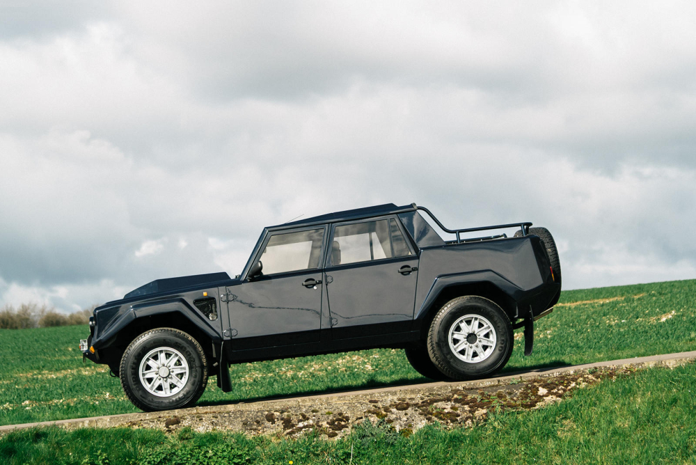 Phía sườn của chiếc Lamborghini LM002 1987