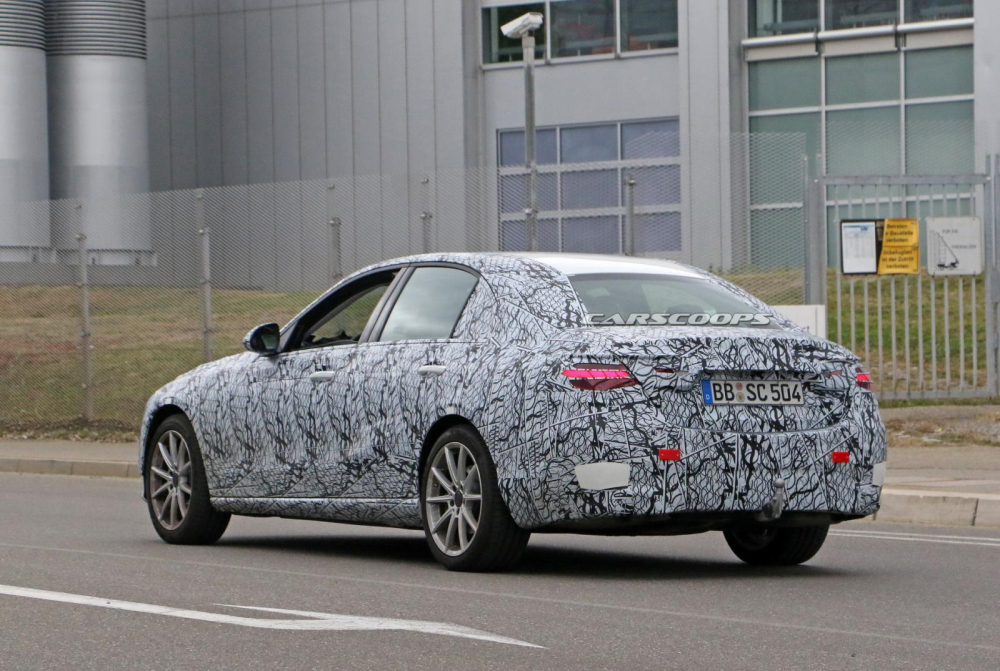Mercedes-Benz C-Class 2021 đi k&egrave;m đ&egrave;n hậu nằm ngang, nối với nhau bằng nẹp mạ cr&ocirc;m