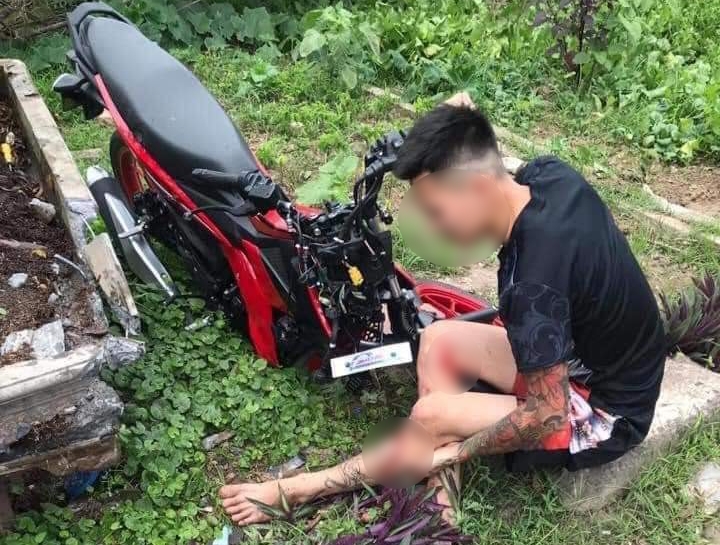 1 trong 2 thanh niên di chuyển trên chiếc xe côn tay tông vào em học sinh lớp 2 chạy xe đạp